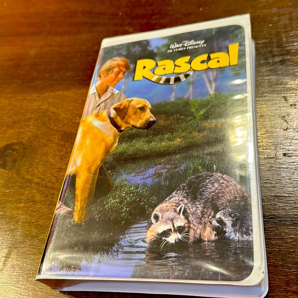Disney Rascal in clamshell case VHS - Picture 1 of 3